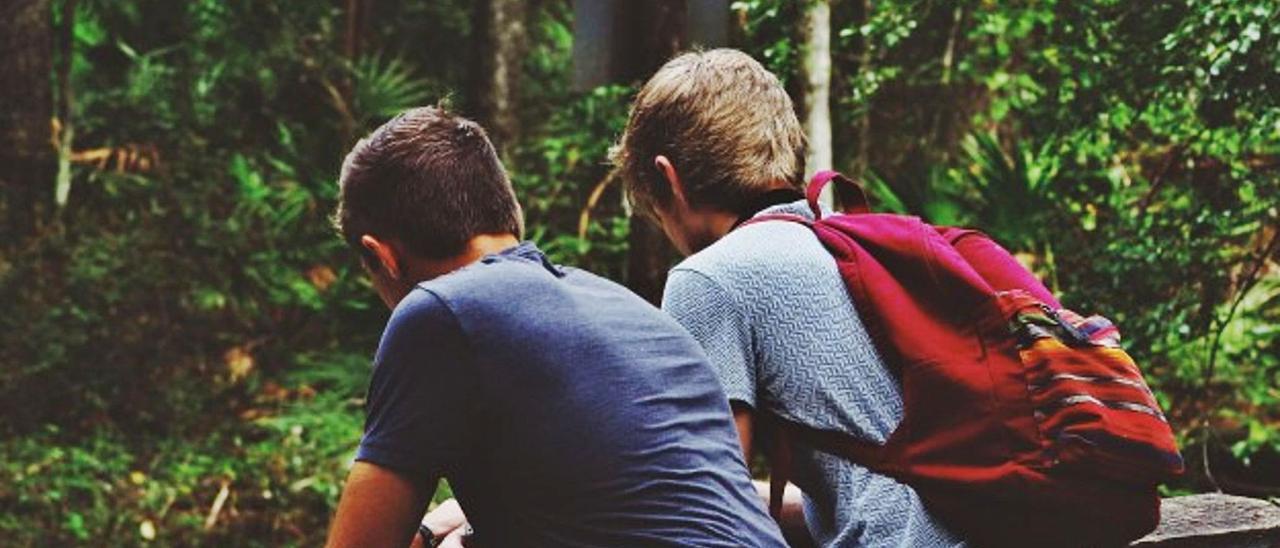 Dos adolescentes, conversando. | // FDV