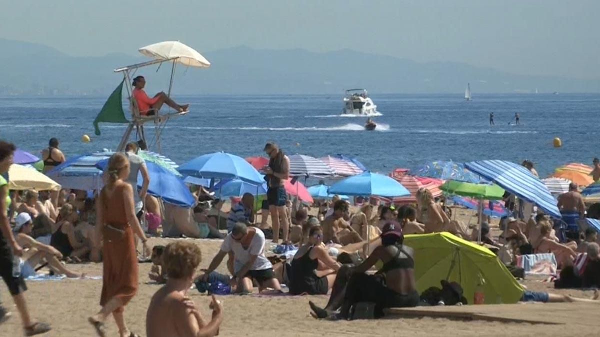 Lleno en las playas de Barcelona el primer sábado de agosto.