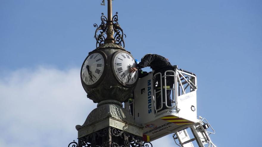 Un técnico trabajando en el reloj del Obelisco. | Casteleiro/Roller Agencia