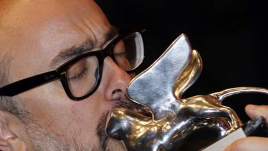 El director besa el León de Plata al Mejor Director por su película &#039;Balada Triste de Trompeta&#039;.