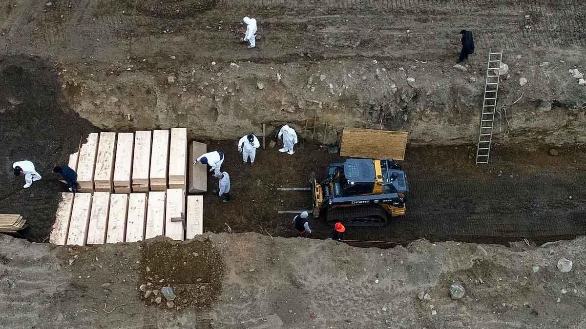 Los fallecidos se acumulan en Nueva York, donde se están usando fosas comunes.