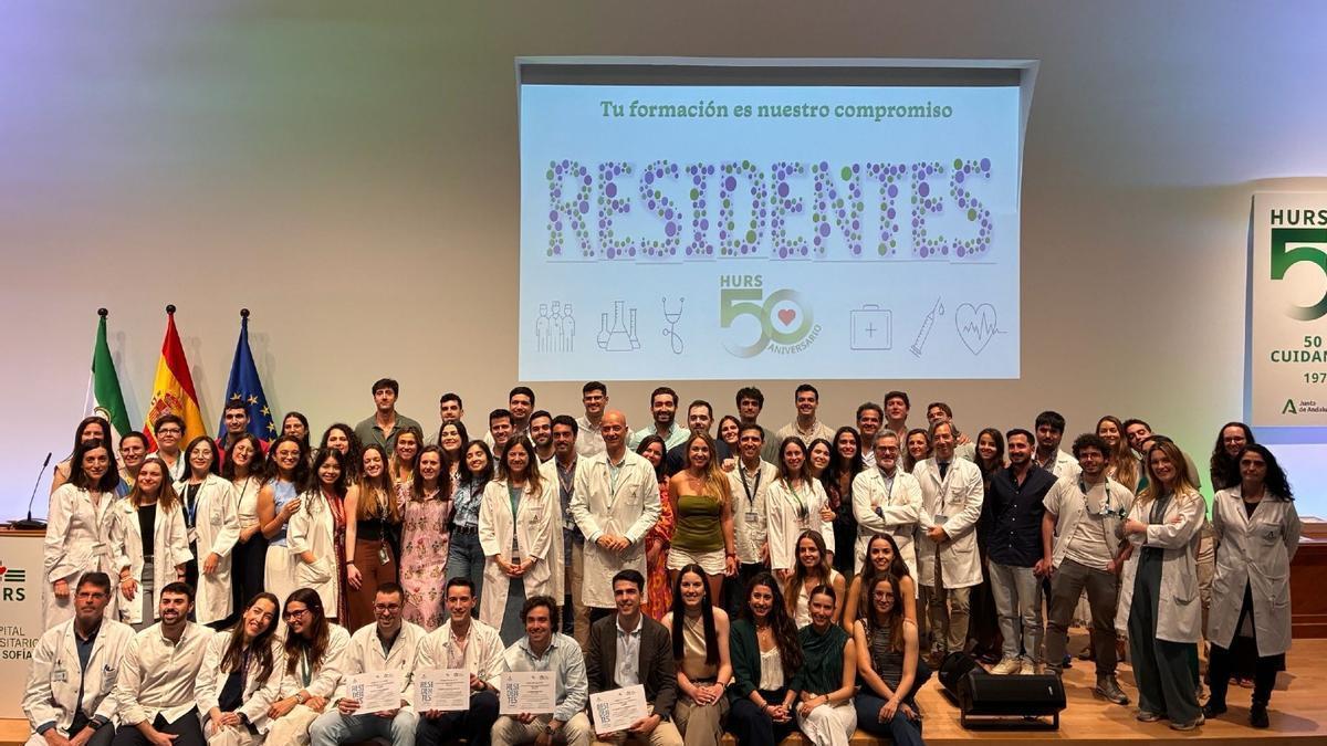 Foto de familia de los residentes que terminan ahora su especialidad en el hospital Reina Sofía.