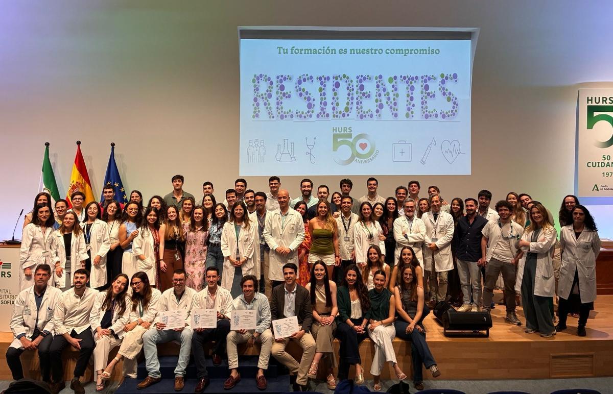 Foto de familia de los residentes que terminan ahora su especialidad en el hospital Reina Sofía.