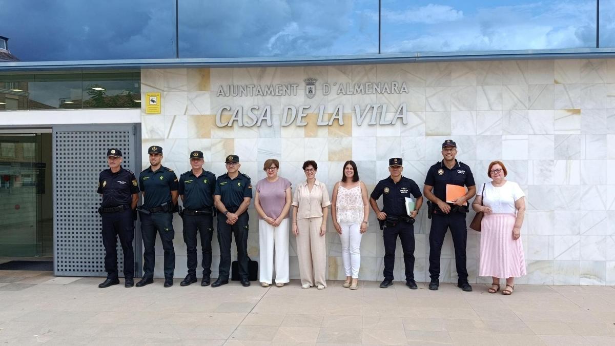 La subdelegada del Gobierno en Castelló, Antonia García Valls, la alcaldesa de Almenara, Estíbaliz Pérez, junto a responsables de la Policía Local, la Guardia Civil y la Policía Autonómica, y la concejala de Poy Fiestas, Débora Malicía.
