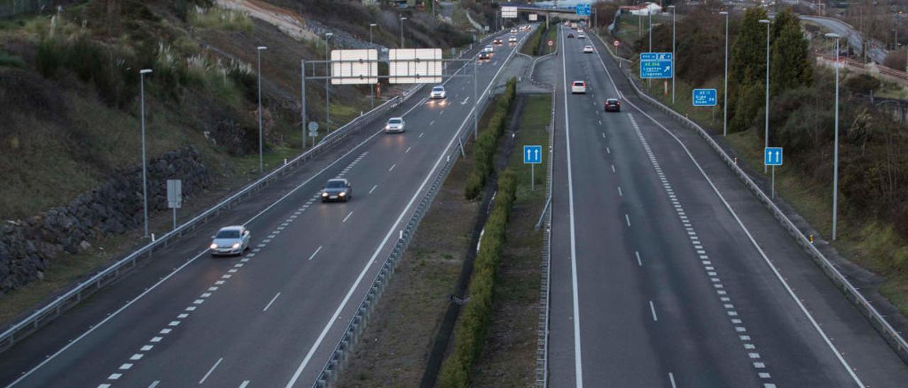 Vehículos circulando por la autovía AS-II.