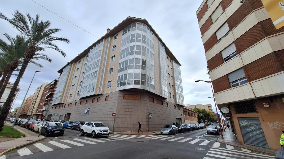 Fachada del edificio sin uso a cuyas viviendas el Ayuntamiento quiere dar una salida a través de la Sareb.