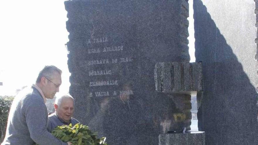 Unha ofrenda floral no monumento a Johán Carballeira. // S.Álvarez