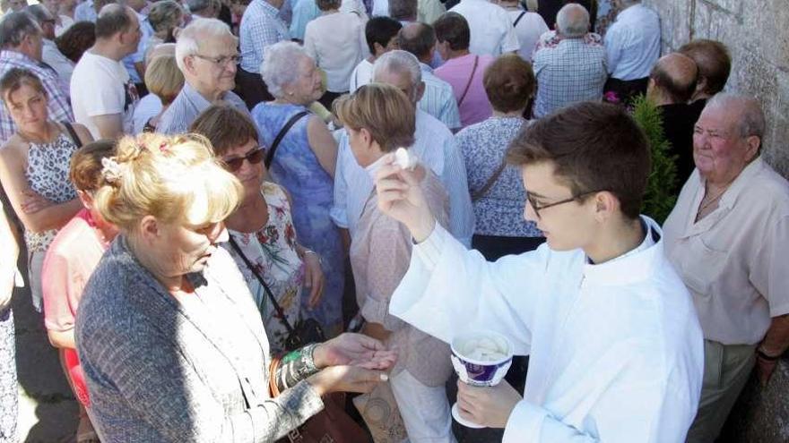 Fieles, ayer, en los oficios celebrados en el santuario lalinense. // Bernabé/Luismy