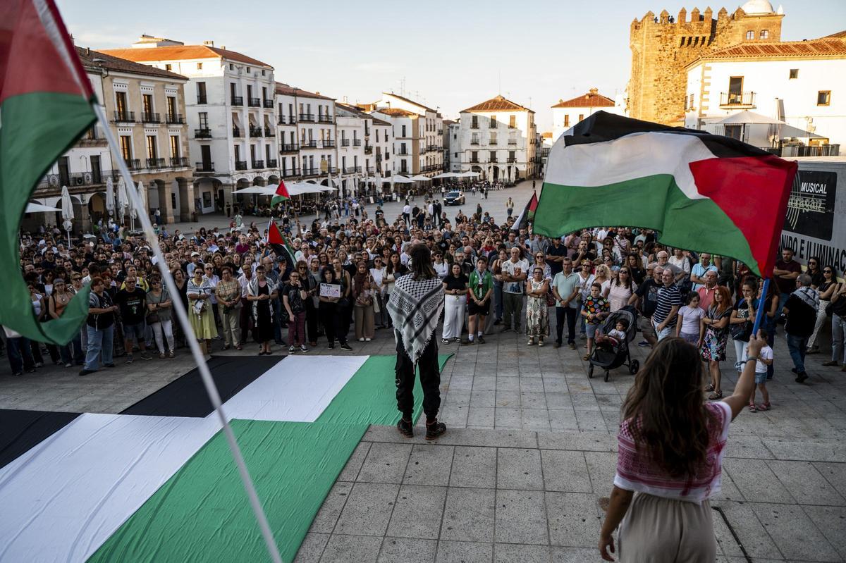 FOTOGALERÍA | Concentración en Cáceres en apoyo a la flotilla humanitaria