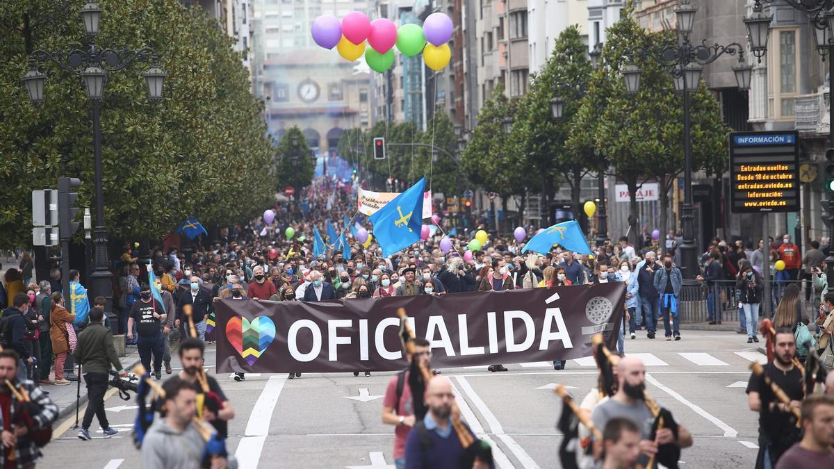 Los partidarios de la cooficialidad del asturiano se manifiestan en Oviedo