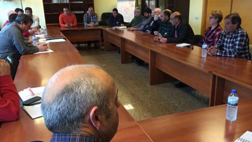 Asistentes a la reunión de la sectorial láctea de Unións Agrarias.