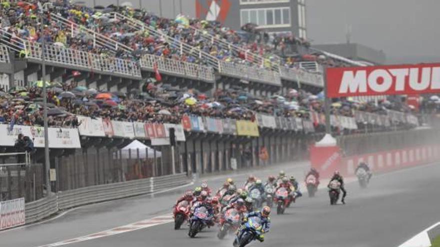 Las gradas del Circuito Ricardo Tormo se llenaron ayer pese a la fuerte lluvia sobre Cheste.