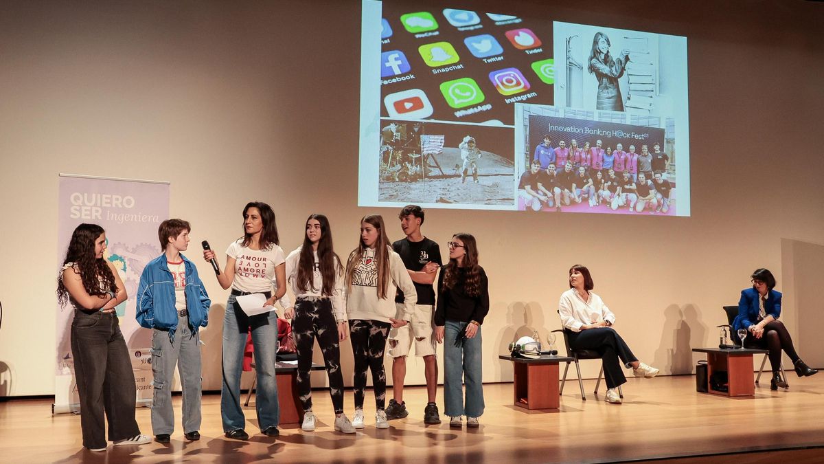 Jóvenes estudiantes en la jornada "Quiero ser ingeniera" en la UA