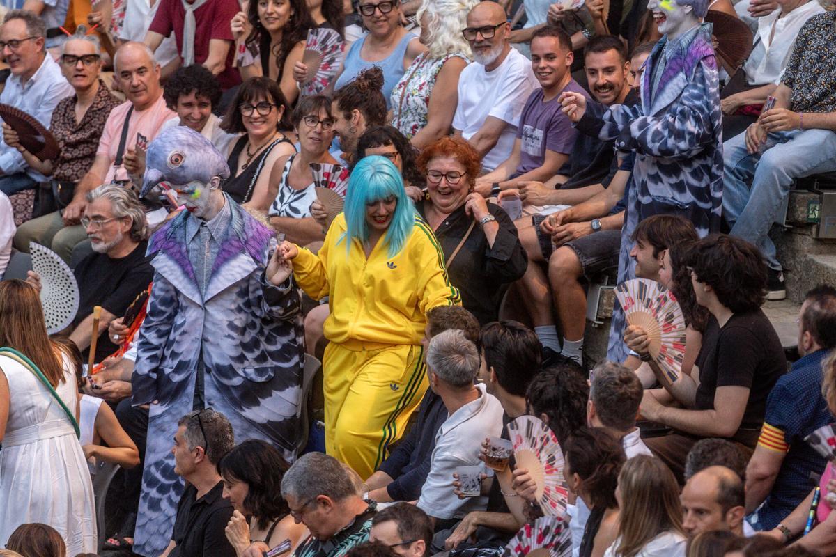 Marta Bernal, actriz imitadora de Marta Pazos, directora de la obra 'L'òpera de tres rals' en la inauguración del Festival Grec.