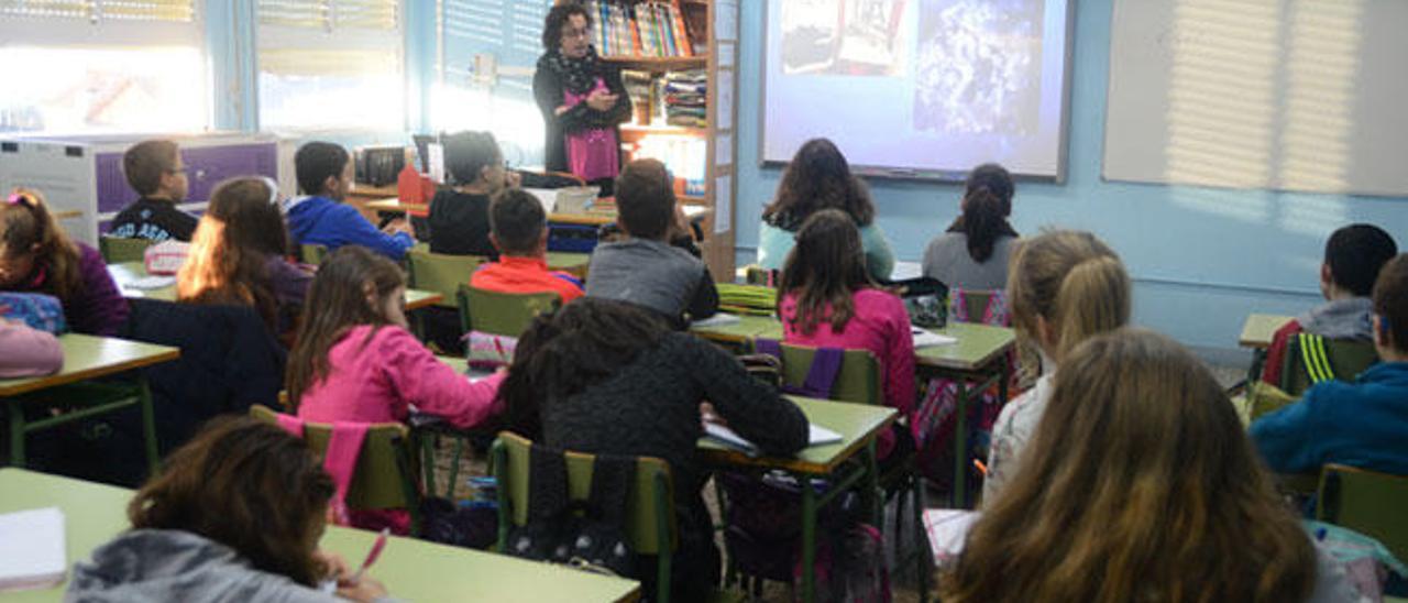 La parasitóloga del CSIC Helena Rodríguez, en su charla a los alumnos del CEIP Montemogos de Beluso, Bueu.