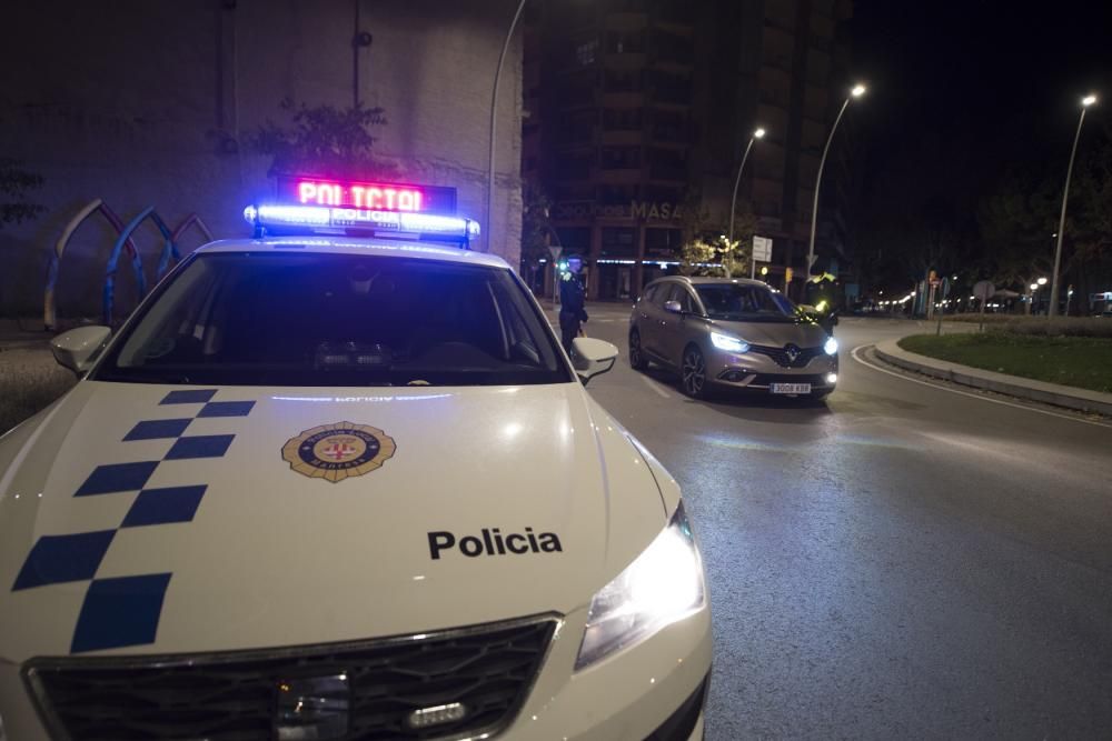 Control policial a la Bonavista de Manresa durant el toc de queda