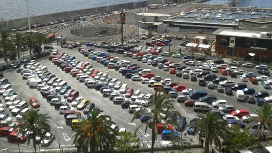 El Ayuntamiento pretende que en esta zona del puerto se produzca una rotación de vehículos que beneficie las compras.