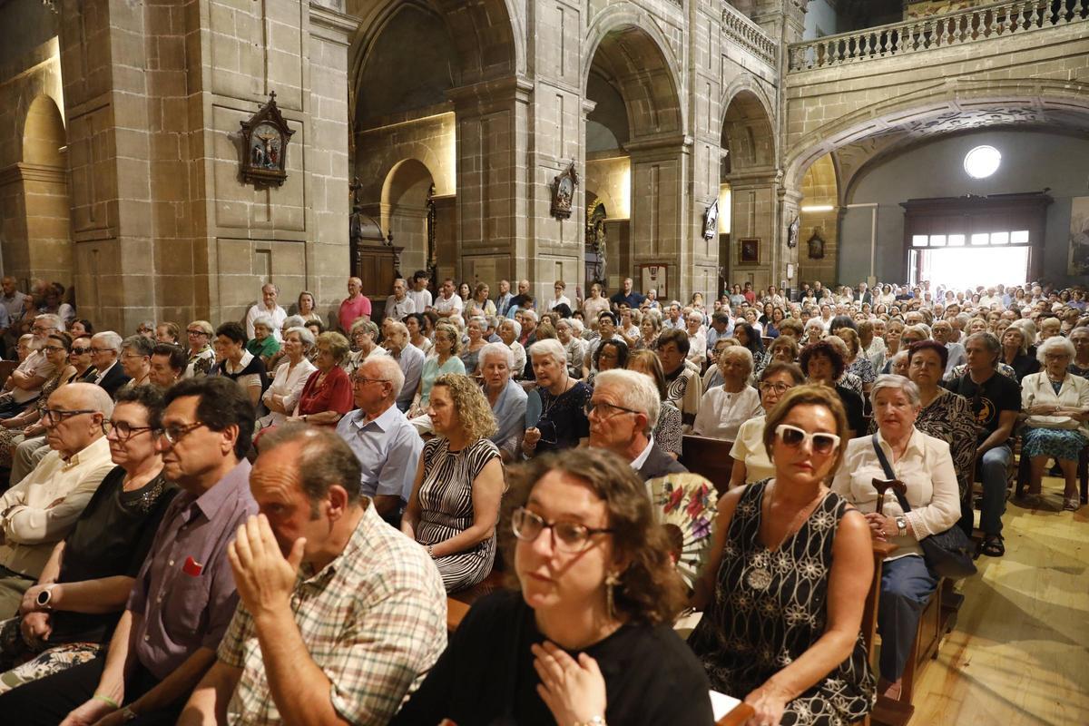 La iglesia de San Isidoro abarrotada durante el funeral.