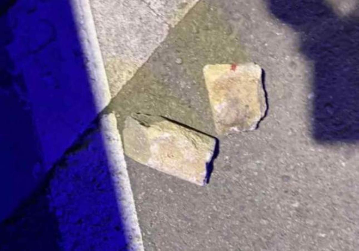 Imatge de les pedres que va usar l'autor del robatòri