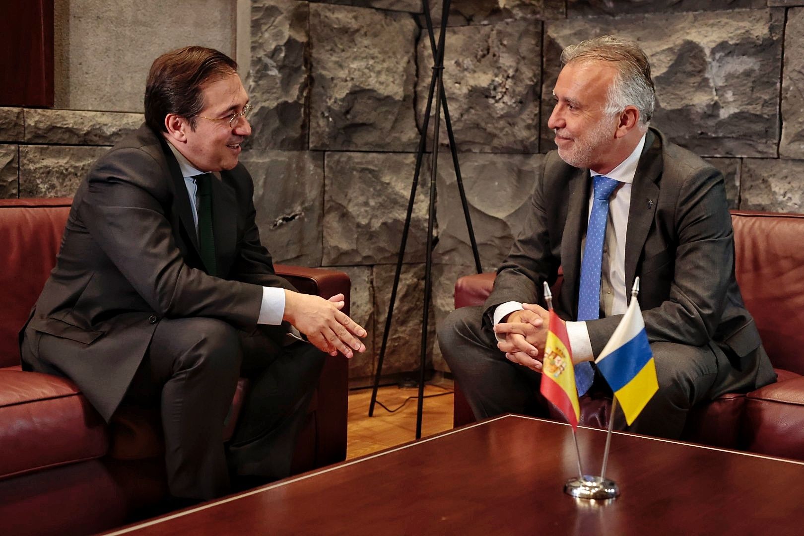 Encuentro del ministro José Manuel Albares y el presidente Ángel Víctor Torres en Tenerife