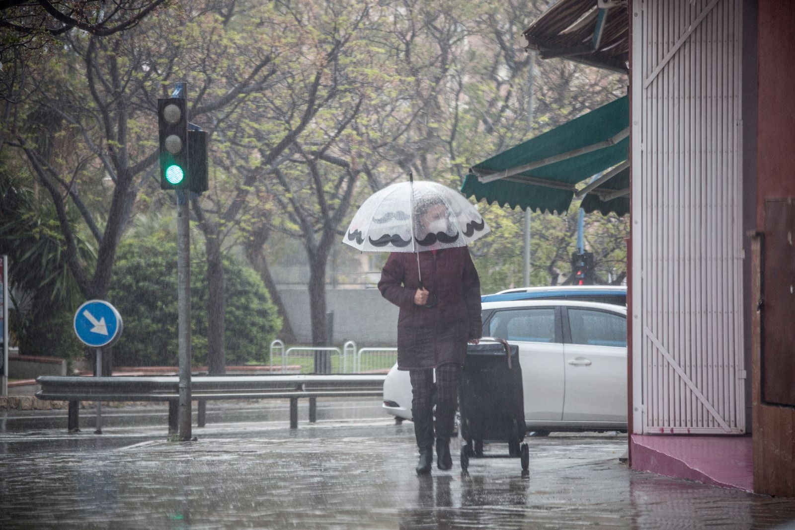 Lluvia y ambiente frío en Alicante para recibir el puente de San José