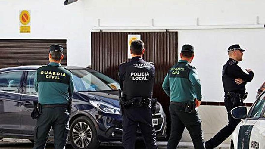 Varios agentes frente al domicilio en el que se produjo el crimen, ayer, en Córdoba.