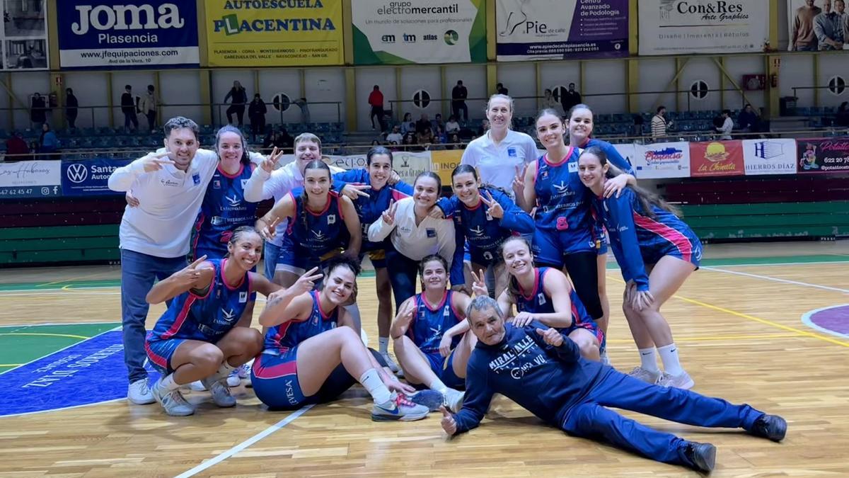 El Miralvalle festeja su victoria ante el Claret.