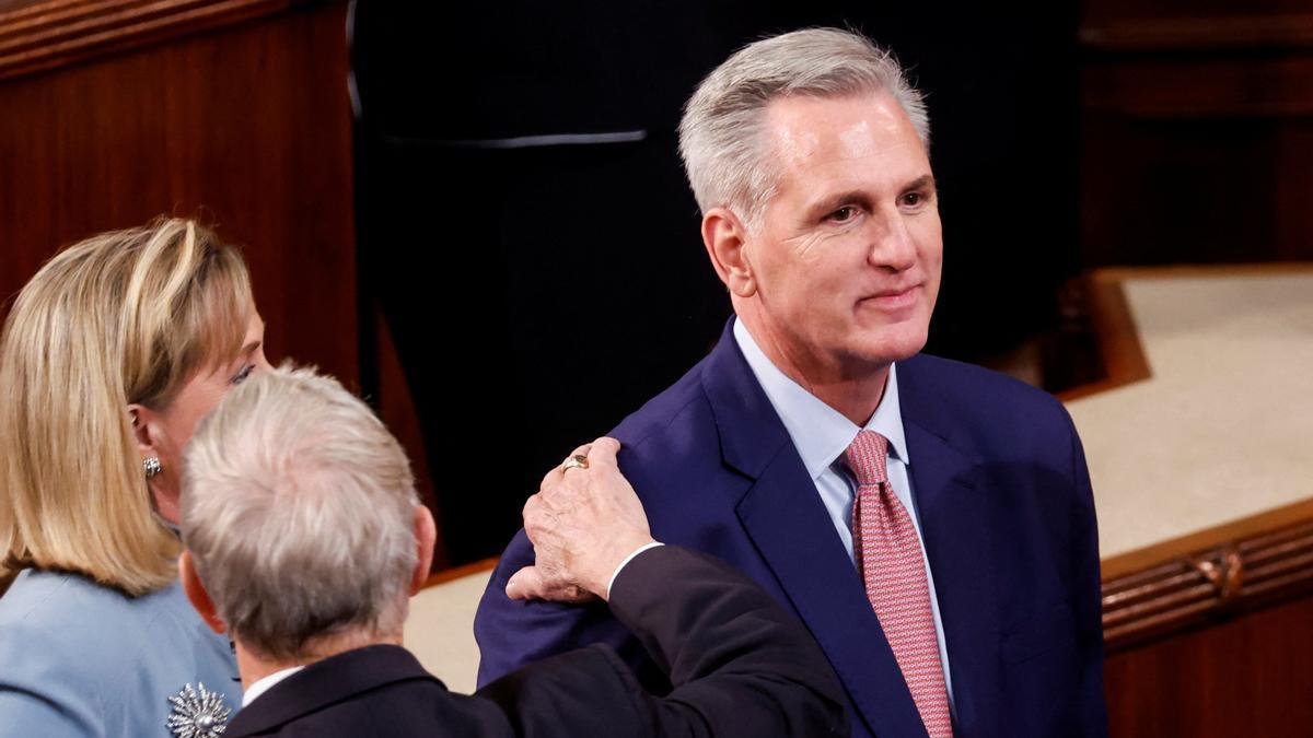 Kevin McCarthy recibe una palmada en la espalda de uno de sus colegas antes de la cuarta ronda de votaciones para elegir al nuevo presidente de la Cámara.