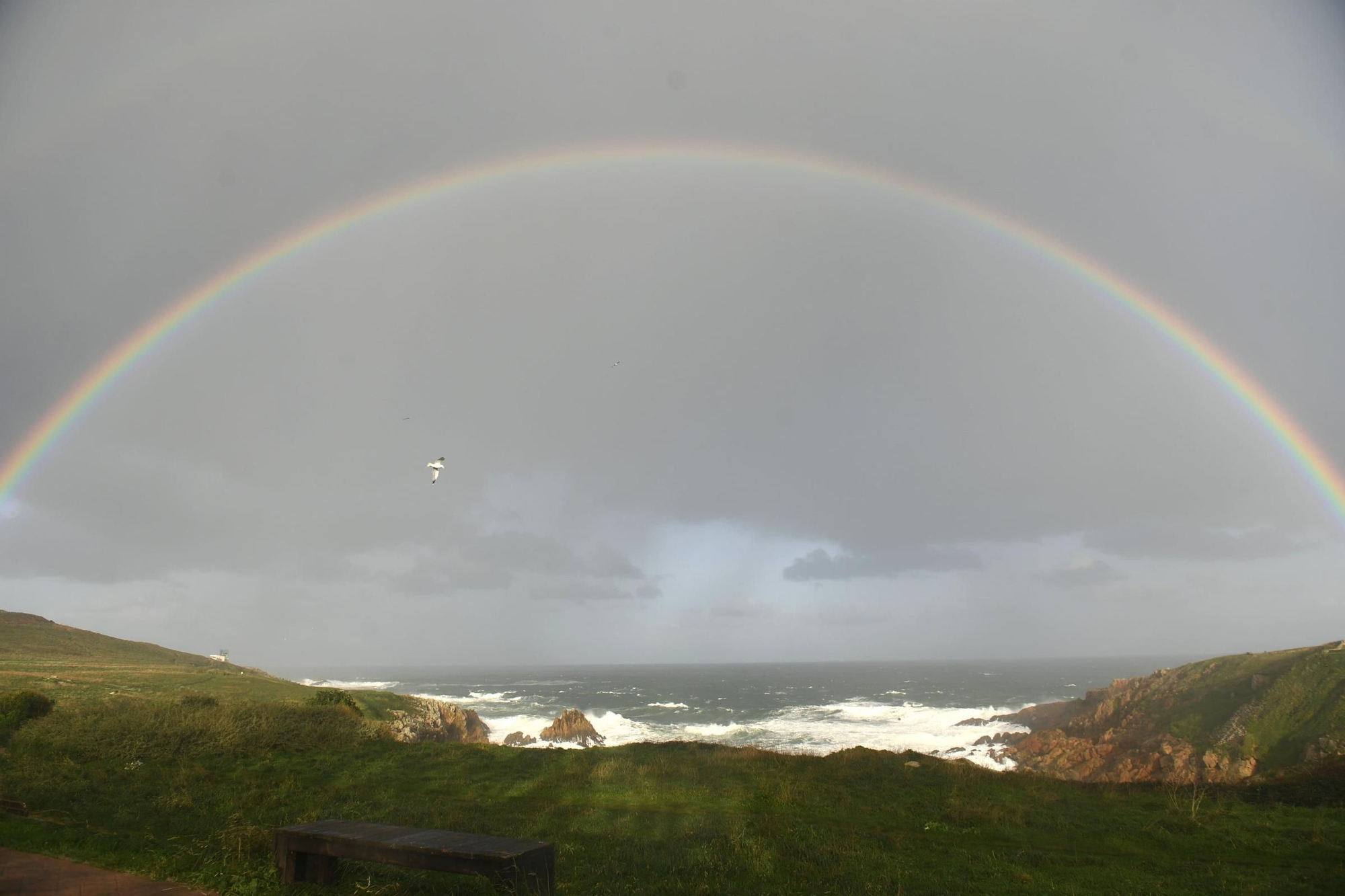 Un espectacular arcoiris se asoma por la Torre de Hércules