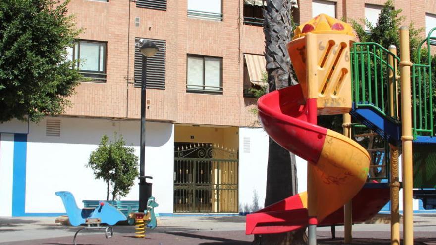 Edificio de Torrent en el que se perdió una serpiente pitón de 50 centímetros la semana pasada y que todavía no ha sido localizada.