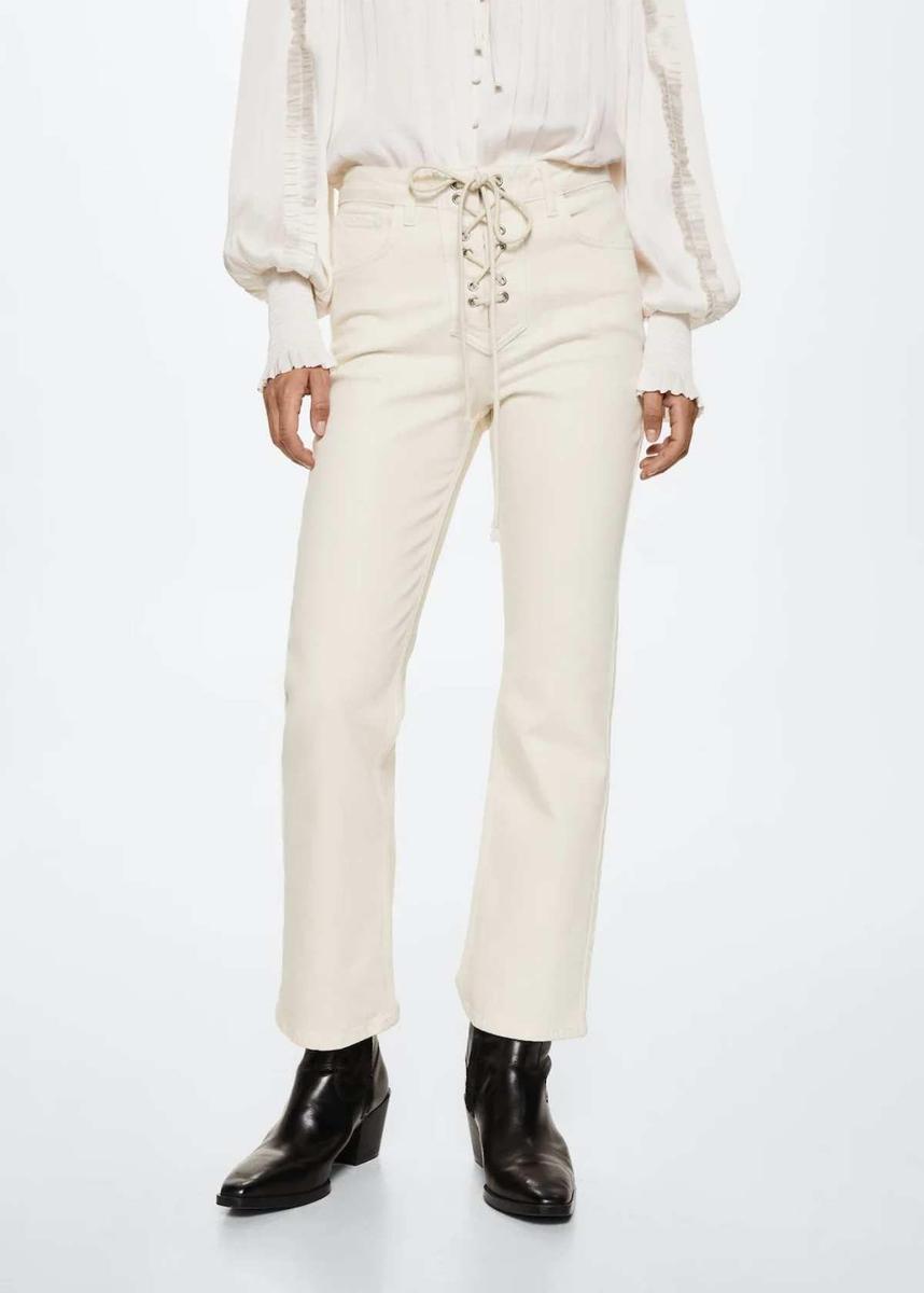 Pantalón beige con el detalle cuerda de Mango