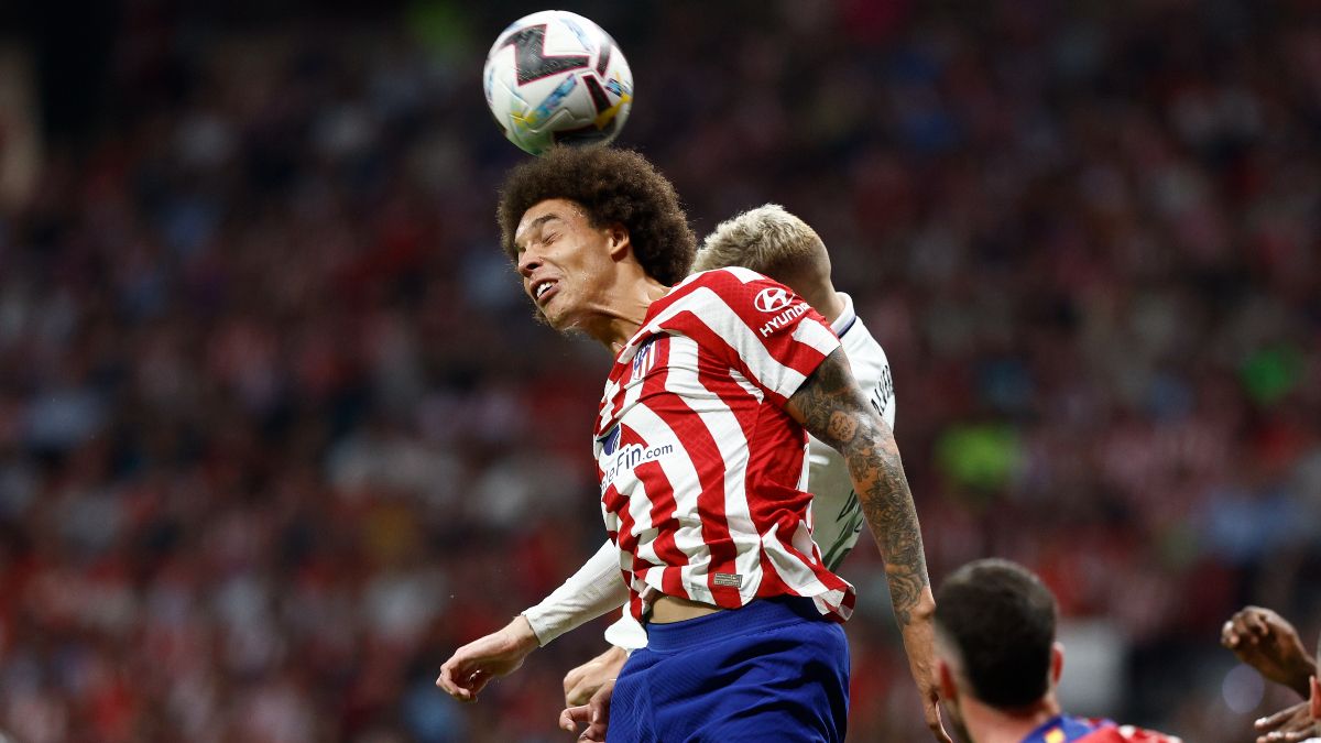 Witsel y Valverde luchan un balón durante el derbi