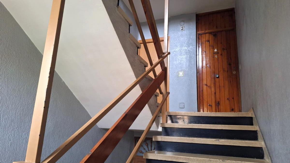 Escalera del bloque situado en la avenida Doctor Fedriani 29, donde los vecinos llevan años reclamando un ascensor.