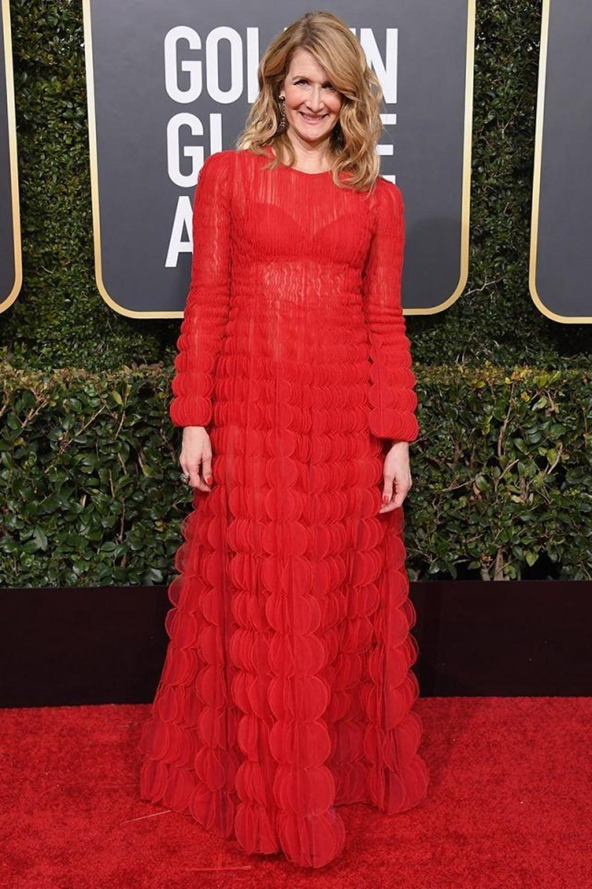 Laura Dern, de rojo Valentino