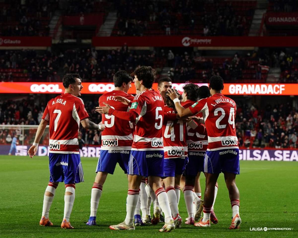 Los jugadores del Granada celebran uno de los goles al Valladolid en su último triunfo en su estadio.