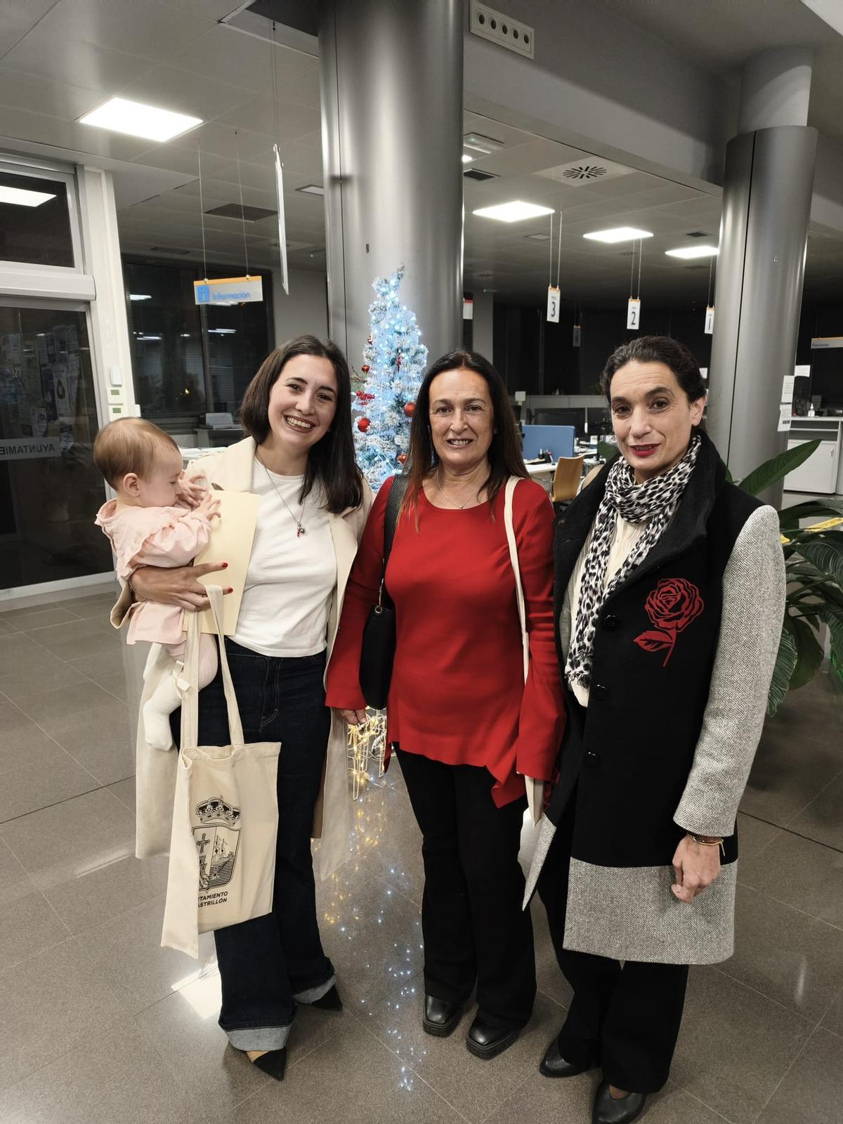 De izquierda a derecha, las ponentes voluntarias Pilar Castellvi y Ludmila Kaul, con Sandra Manteca Duque, concejala de Bienestar Social del Ayuntamiento de Castrillón.