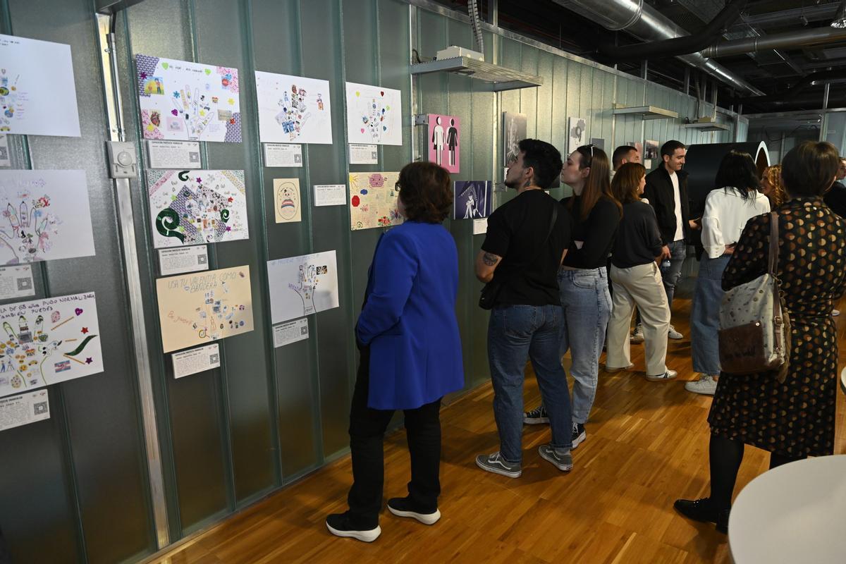 El Centro Social Universitario acoge algunas de las obras llevadas a cabo por quienes han participado en el proyecto 'Transalud', como actividades de los talleres que incluía la investigación