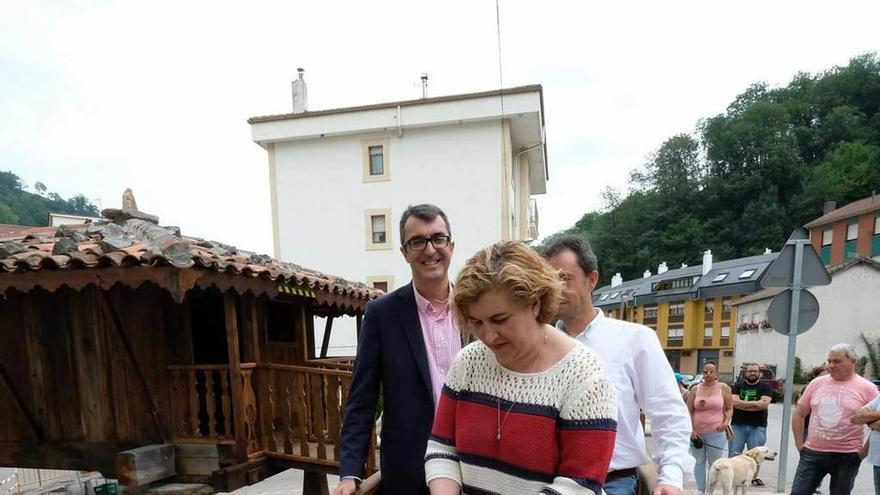 Díaz corta la cinta de la oficina junto a Javier Guillén y Ovidio Zapico.