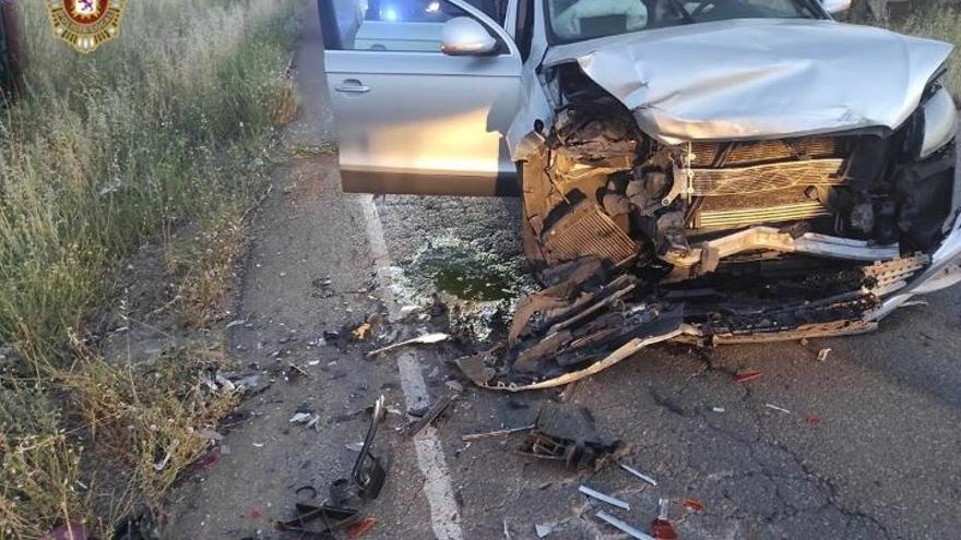 Tres heridos leves en una colisión entre dos vehículos en la carretera de Villarroañe en León