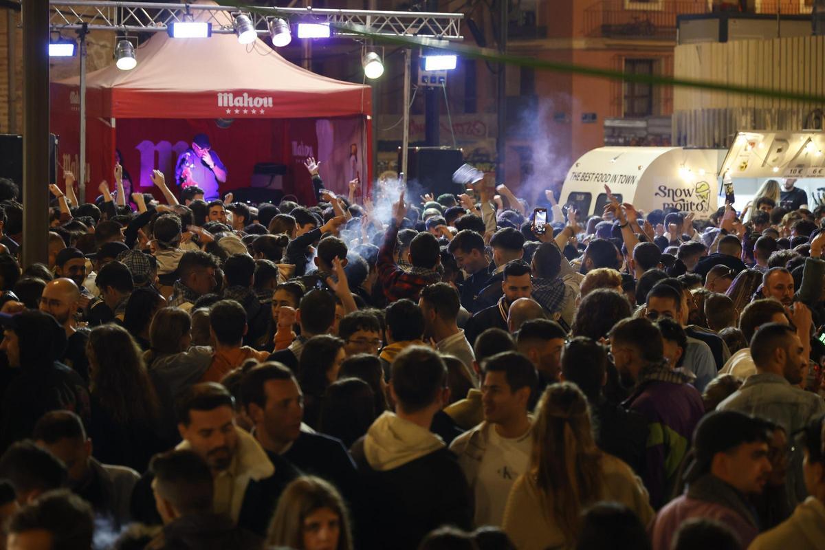 Tardeo fallero en la plaza de Brujas de València.