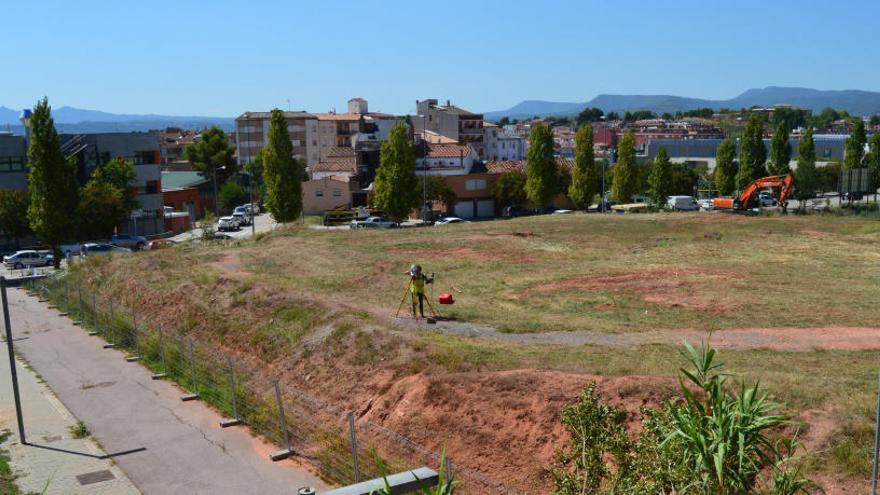 Un cop neta la parcel·la, ahir es va dur a terme el replanteig de l&#039;obra. Hi havia una excavadora però aturada