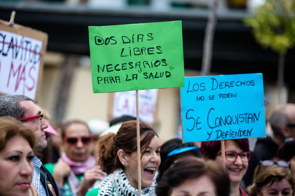 Multitudinaria manifestación contra la precariedad laboral en Benidorm