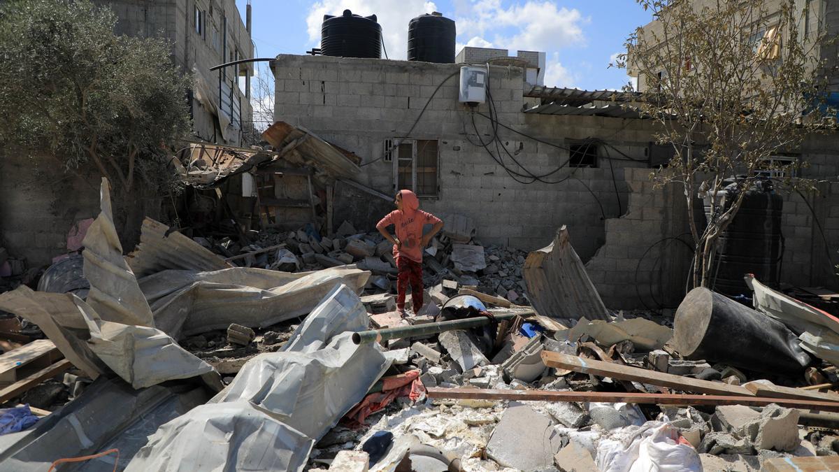 Una vivienda destruida por los ataques en la localidad de Rafá, en el sur de la Franja de Gaza