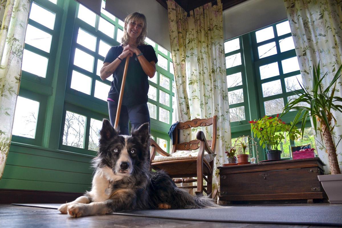 Amaia y su perro, en una de las zonas de la casas desde donde imparte las clases on line de Pilates.