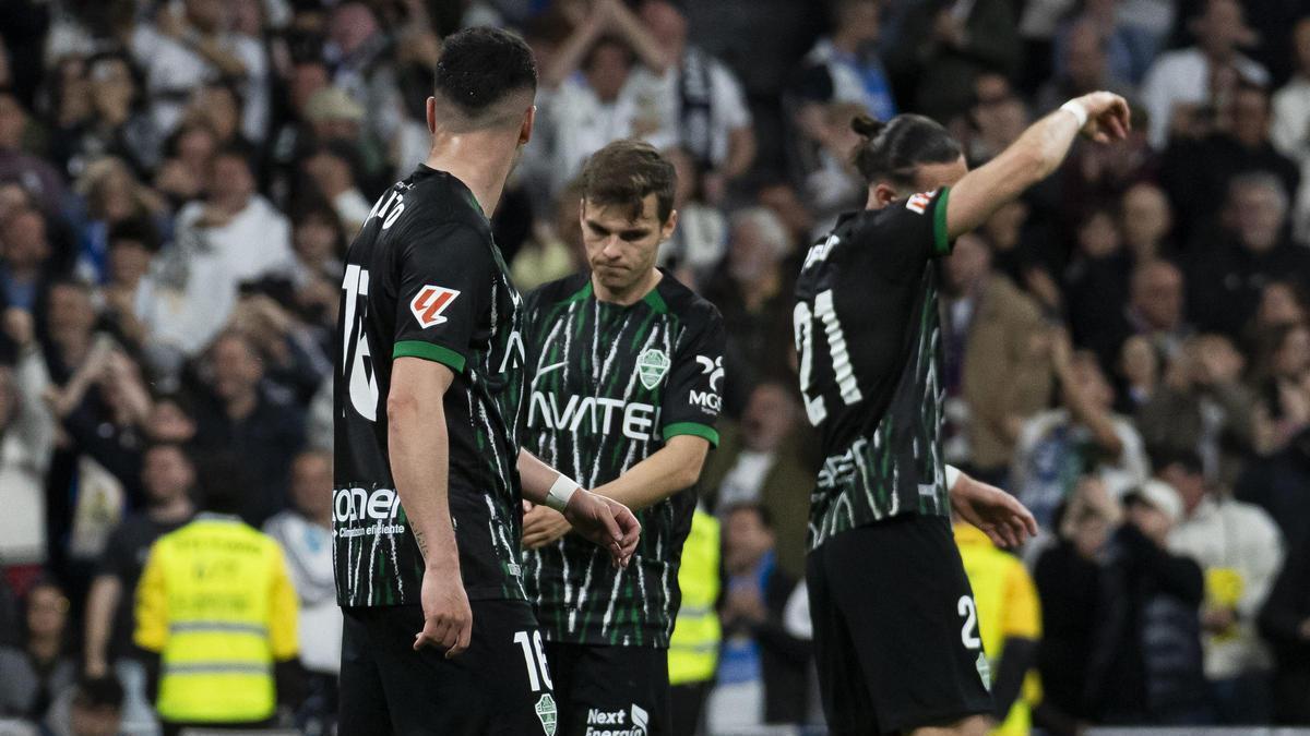 Martim Neto (i), Aleix Febas (centro) y Léo Petrot (d) se lamentan tras el partido entre Elche y Real Madrid.