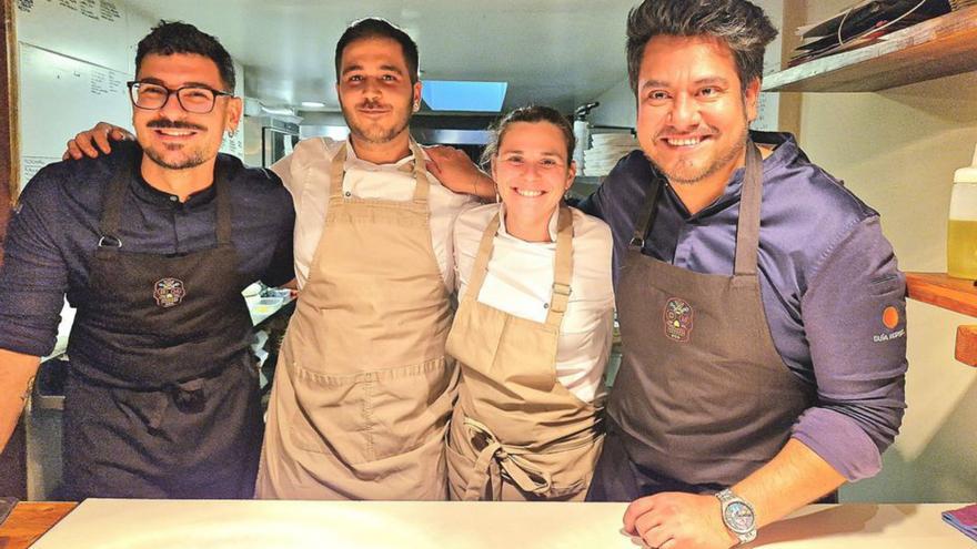 Sito Cánovas e Irene Martínez, de Nus, en el centro, flanqueados  por el chef David Moreno y Édgar Rodríguez, de Can Simoneta.