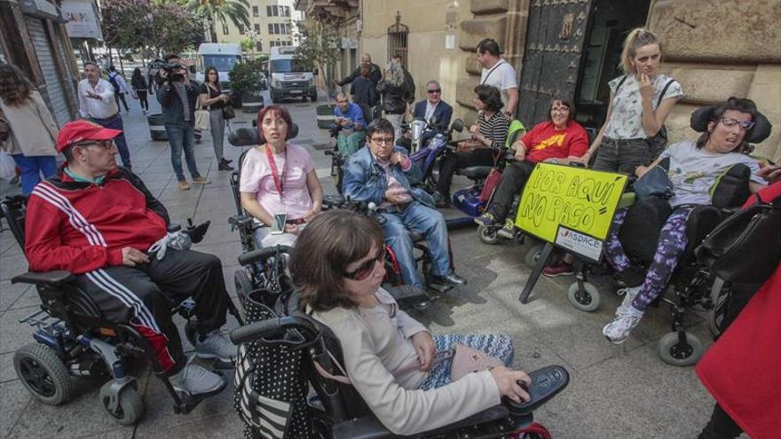 Colectivos de discapacitados de Cáceres se movilizan para frenar la rehabilitación de Alzapiernas