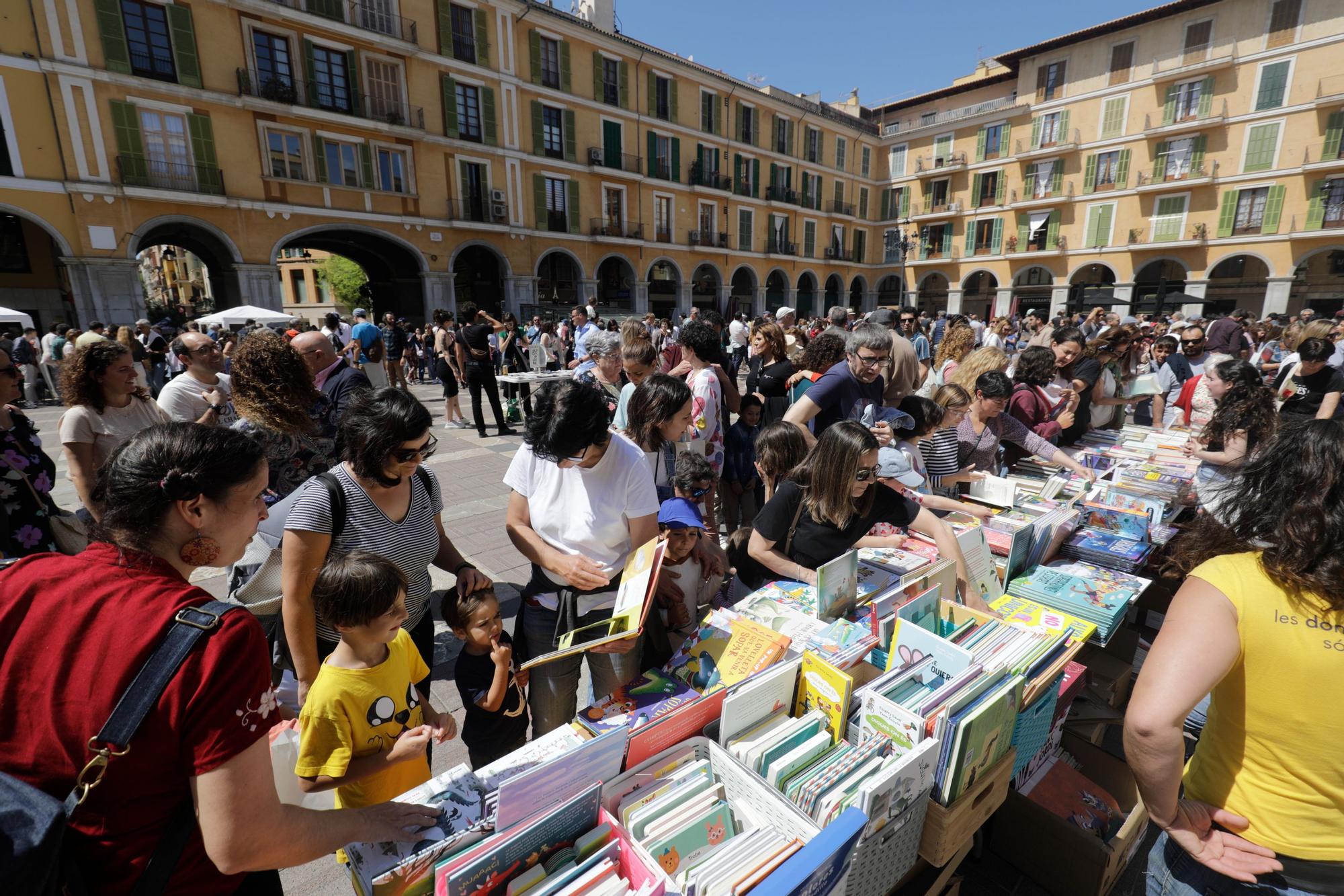 Día del Libro en Mallorca: Los lectores abarrotan el centro de Palma