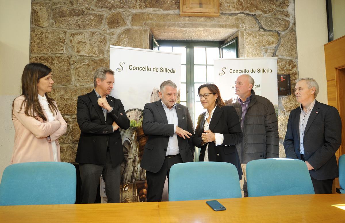 El delegado del Gobierno, José Miñones, se reunió con los alcaldes de Silleda, Forcarei, Cruces y Agolada para comparar las inversiones de la Xunta y del Estado.