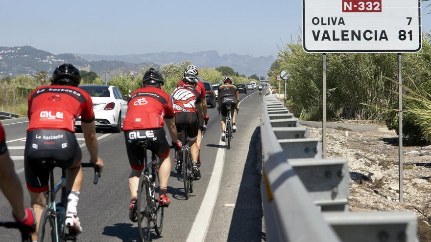 Los conductores respetan más a un pelotón al adelantar que a un ciclista solo